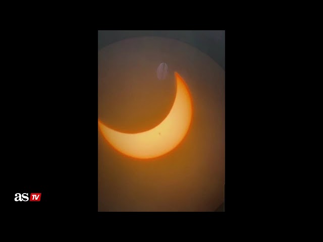 se puede ver el eclipse en el reflejo del agua