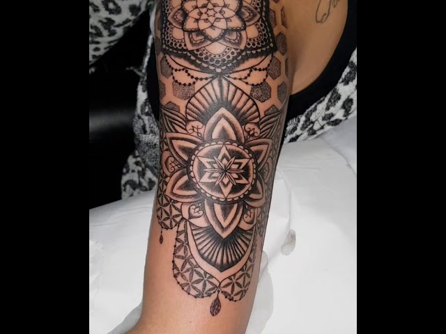 tatuajes de mandalas en el brazo para hombre