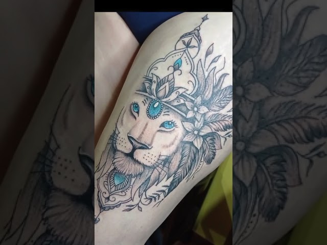 tatuajes de leones en la pierna para mujer
