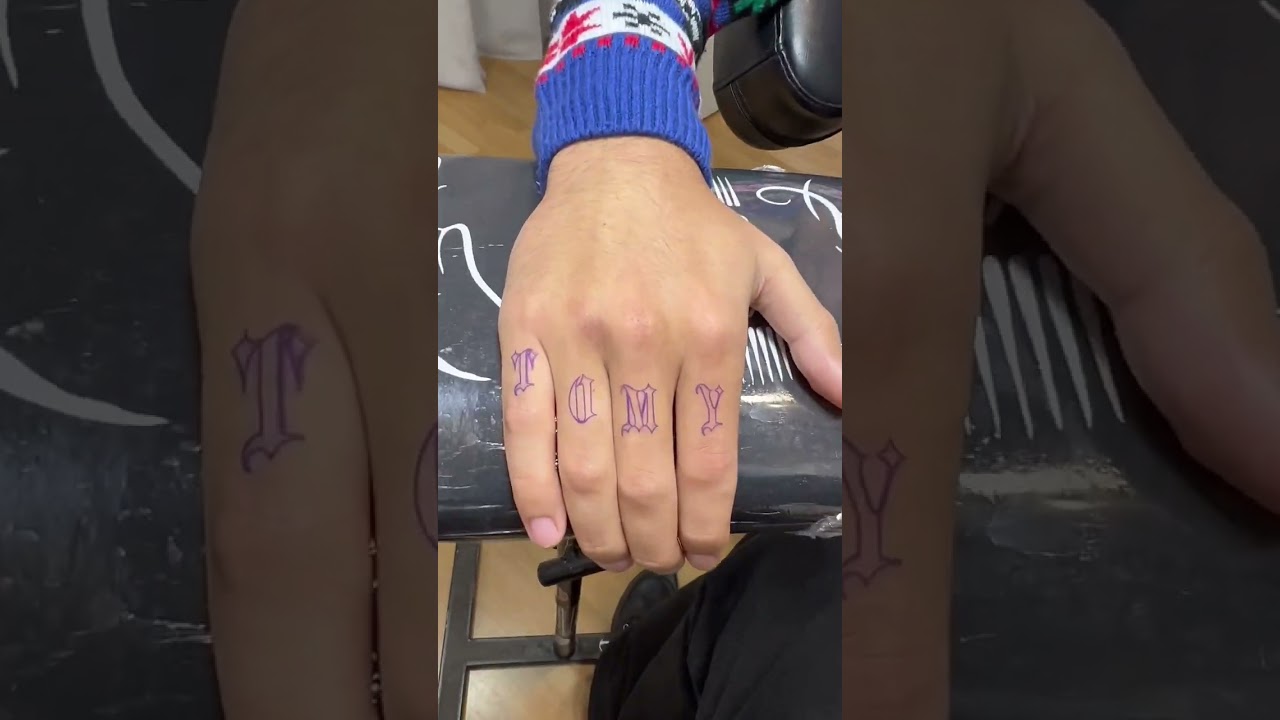 dedo tatuaje tattoo de rosa en el dedo